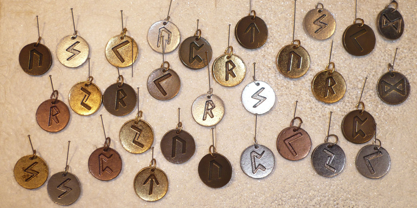 runes en pendentif